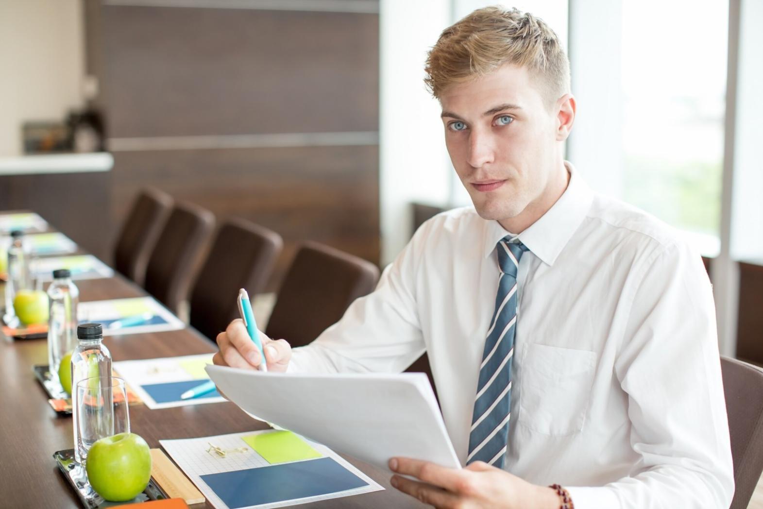 Profesional analizando datos financieros en entorno corporativo moderno